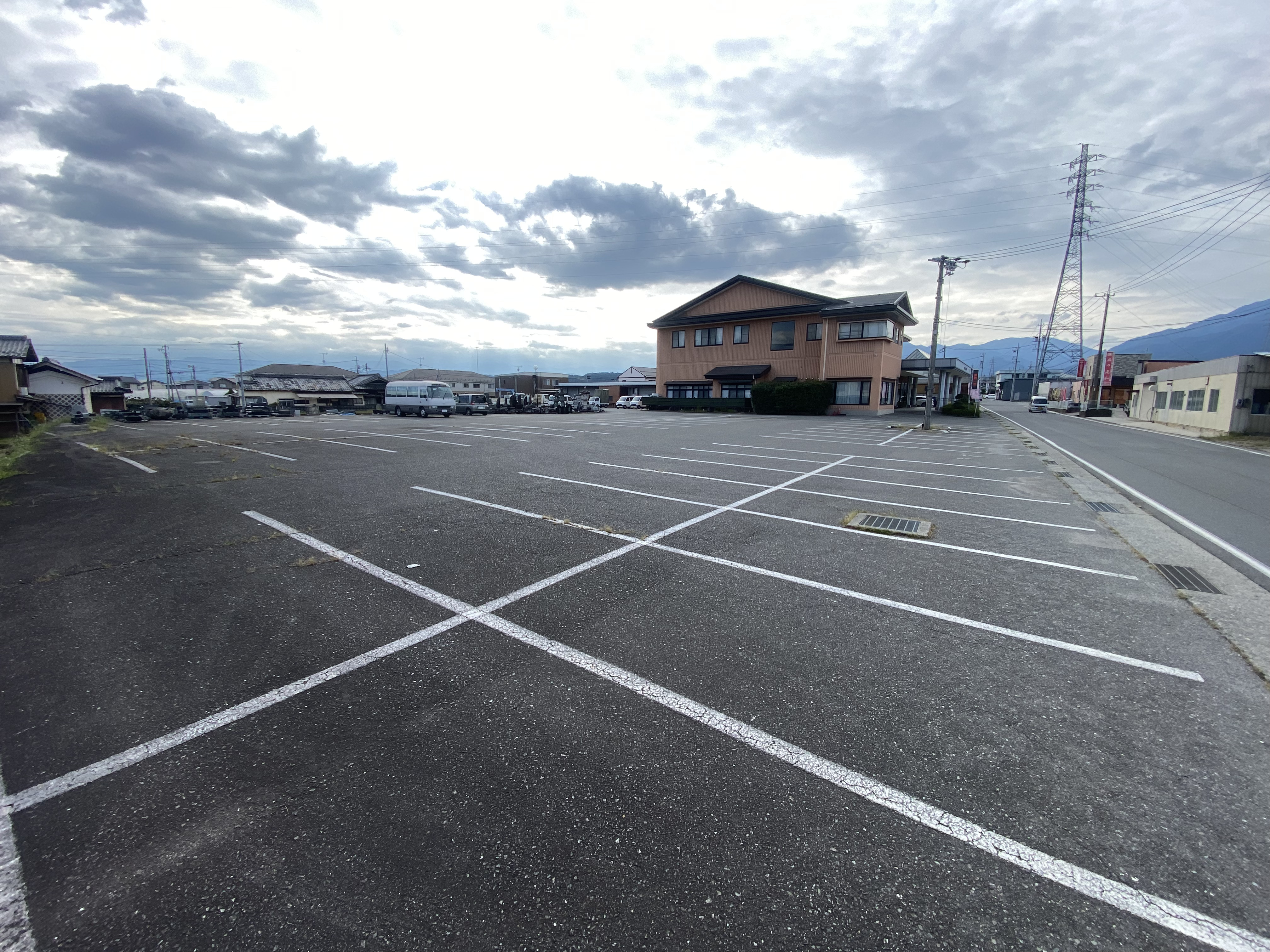 メモリアルホール光和 駐車場全景（200台収容）